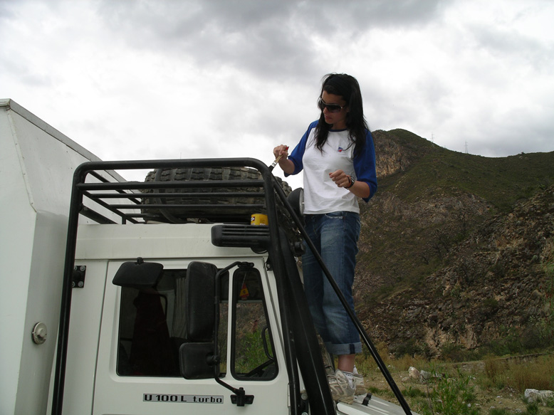 la niña dando pintura anticorrosiva a las soldaduras